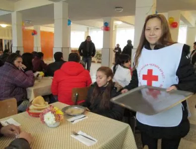 53 ученици от ПГАТ „Цанко Церковски“ в Павликени ще получават топъл обяд от Българския червен кръст