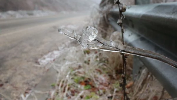 Сняг вали на прохода Шипка