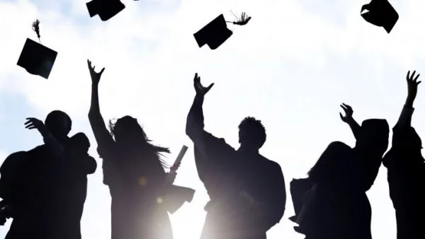 Великобритания ще задържа "само умните студенти"