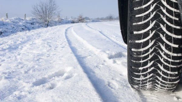 Чистят от снега АМ "Люлин"