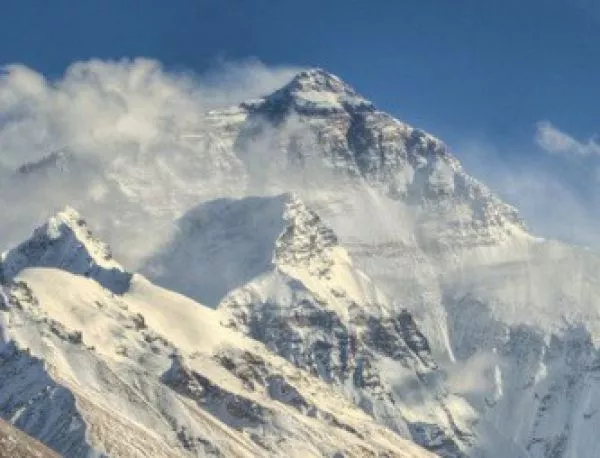 Затварят Еверест за млади, стари, инвалиди и новаци