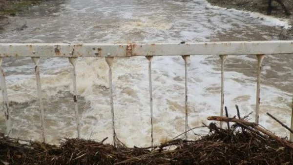 Язовирите "Кърджали" и "Студен кладенец" с отворени преливници