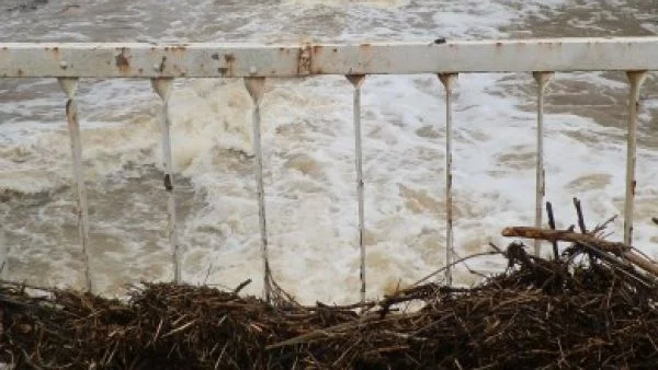 Остава бедствена обстановката в редица райони на Източна и Южна България