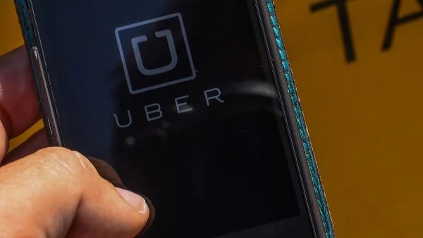 Градският транспорт и Uber возят безплатно в Санкт Петербург до края на деня