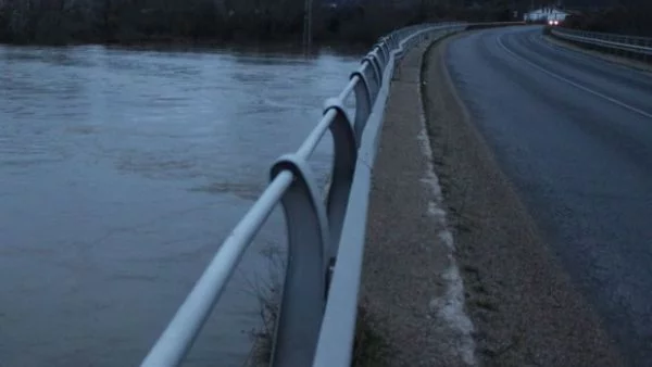 Ограничено движение по редица пътища заради лошото време
