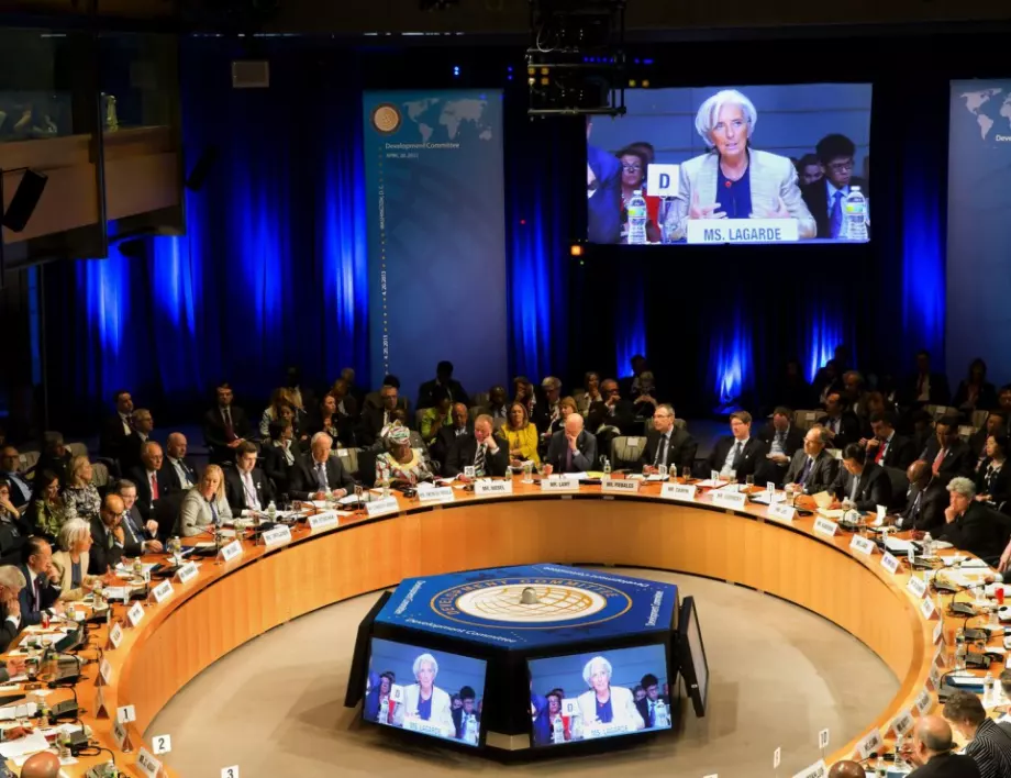 Международният валутен фонд одобри промени, за да отпусне заем на Украйна 