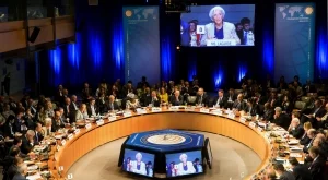 МВФ не промени прогнозите си за 2017 г., но предупреди за рискове