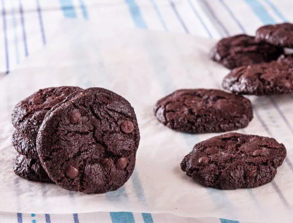Шоколадови бисквити с парченца шоколад 