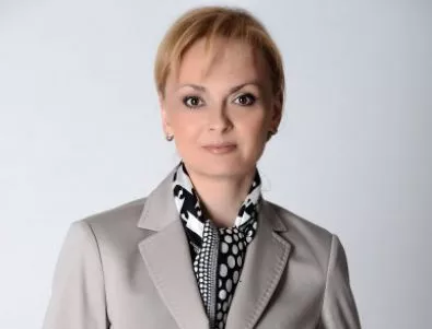 Карастоянова стартира с гаф на първата си пресконференция