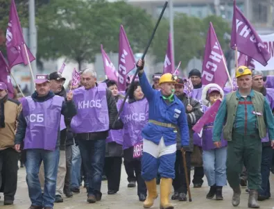 Напрежение за заплати: Синдикатите притискат властта със стачки