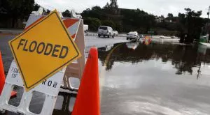 Невероятно: Футболисти в Англия помагат на потънал във вода град