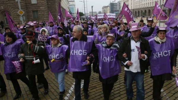 Синдикатите не протестират заради политика, а заради заплати и стандарт