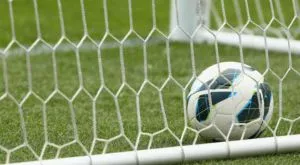 Футболистът, вдигнал телефона си на терена, обясни постъпката си