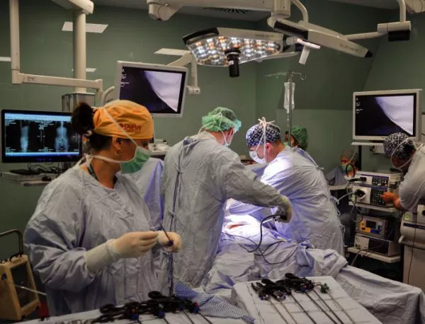 Български лекари измислиха иновативен метод за безопасни чернодробни операции