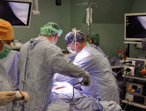 За първи път в България поставиха цялостна "обърната" раменна протеза