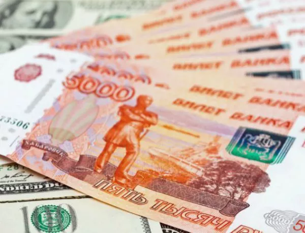 Рублата с най-голям спад сред валутите на развиващите се страни