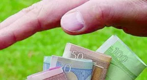 {{ otherArticle[0].article.title }}