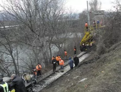 Товарен влак дерайлира при Ракево-Бойчновци и наруши движението
