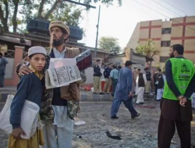 Разрешиха на учителите в някои части на Пакистан да влизат с оръжие в час