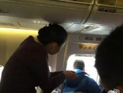 Пътник отвори аварийния изход на самолет