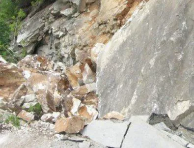Камъни са паднали на пътя 2,5 км след Чепеларе в посока Пловдив