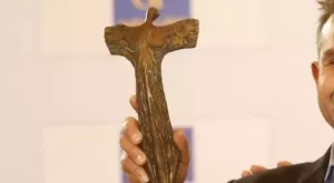 {{ otherArticle[0].article.title }}