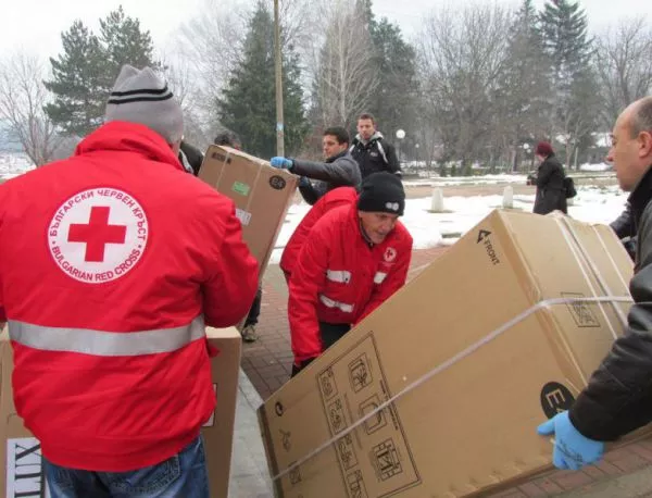 130 семейства от областите Бургас и Монтана, пострадали от наводненията, получиха помощи