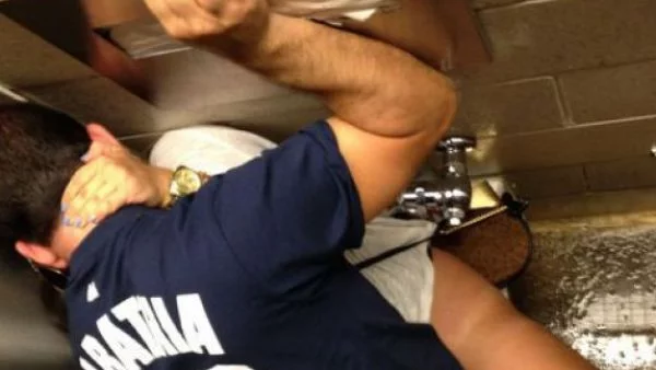 Секс-маниаци се награбиха в тоалетната на стадион (18+ видео и снимки)