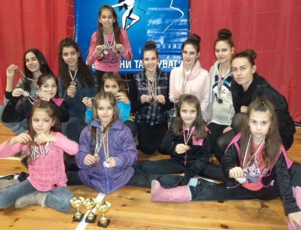 Спортен клуб „V-DANCE” спечели 3 купи и 35 медала