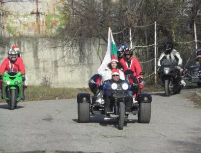 Дядо Коледа дойде с мотор и даде подаръци на деца в Благоевград