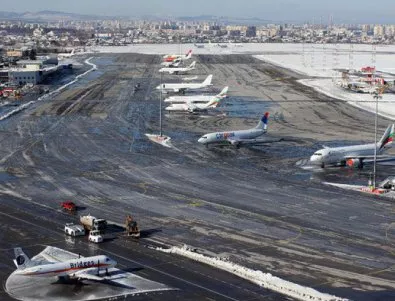 Военен самолет кацна аварийно на Летище София