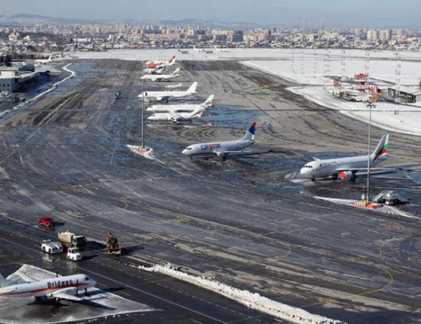 Столичното летище работи при зимни условия