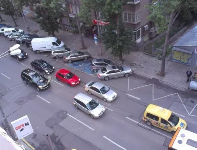 Изоставен куфар блокира движението в центъра на София 