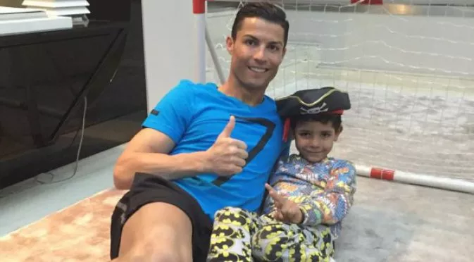 Роналдо дарил 7 милиона за децата в Непал?