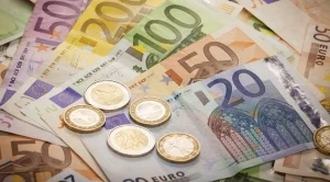 Спад на еврото след слаби данни от Стария континент