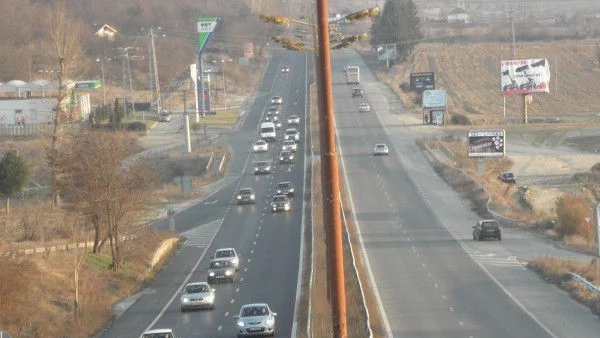 Спокойно е движението по пътищата
