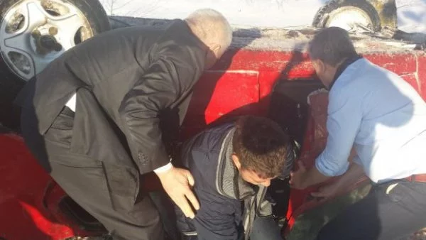 Москов помага на ранени в катастрофа (СНИМКИ)