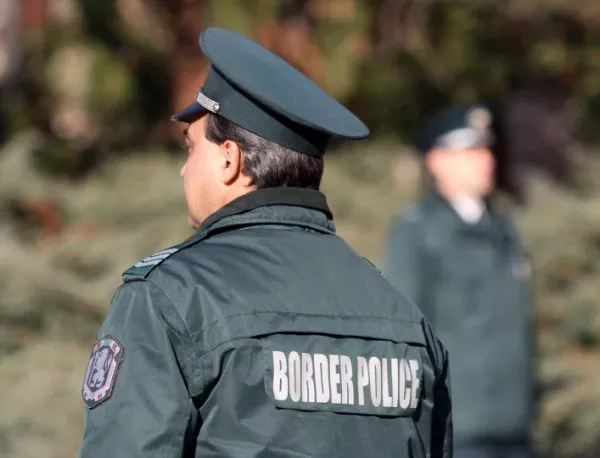 Задържаха гранични полицаи, приели подкуп, за да пуснат бежанци