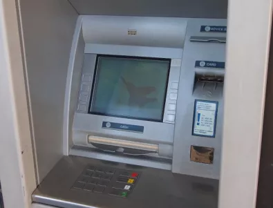 Двама българи са депортирани от Сейшелите, смята се, че източвали пари от банкомати