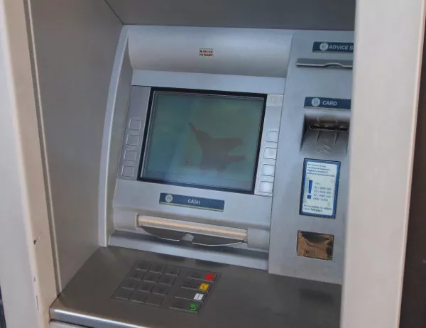 Задържаха трима извършили опит за кражба от банкомат