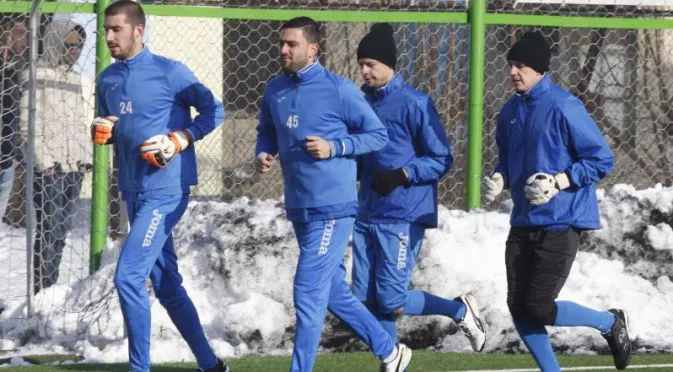 "Левски" тренира при студ и вятър в Сандански