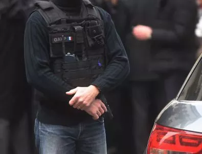 Мъж се опита да взриви полицейско управление в Париж