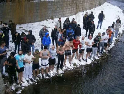 В Дупница направиха жива верига, за да спрат циганите за кръста