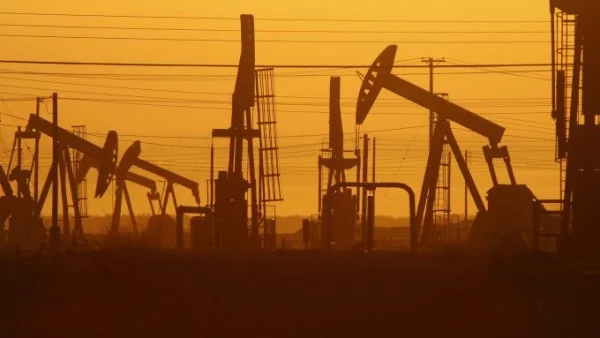 Петролът поевтинява след скок на запасите в САЩ