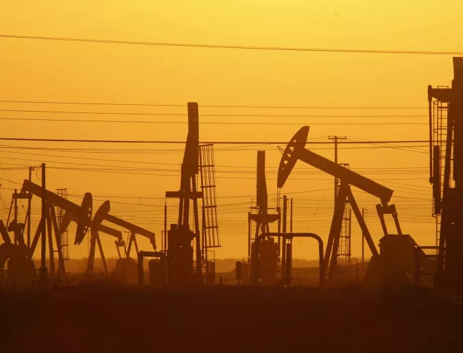 Петролът отново падна под $50 за барел след опасенията за свръхпроизводството