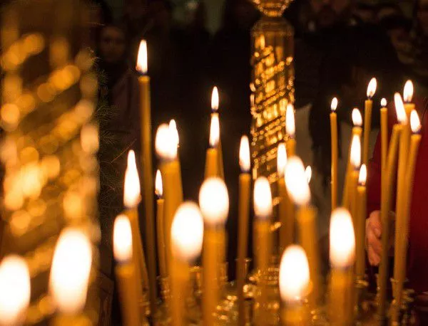 Стотици миряни спазиха традицията на Разпети петък и минаха под Плащеницата