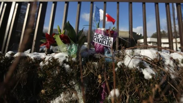 Хората отново се събраха пред френското посолство в София в знак на съпричастност