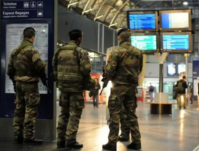 Застреляха въоръжен мъж на френското летище 
