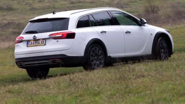 Opel Insignia Country Tourer: Опасен чар (тест-драйв)