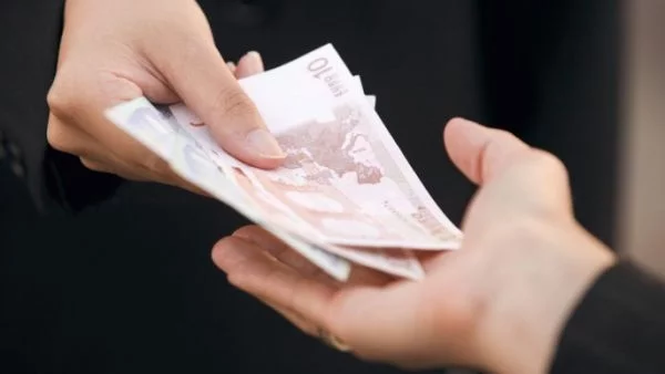 Дилемата на гърците: с или без подкуп?